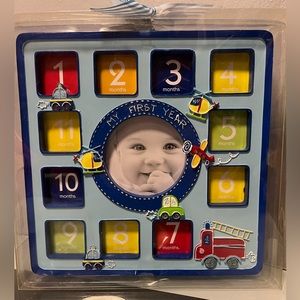 Baby months milestone picture frame. Never used. Can hang on the wall or stand.